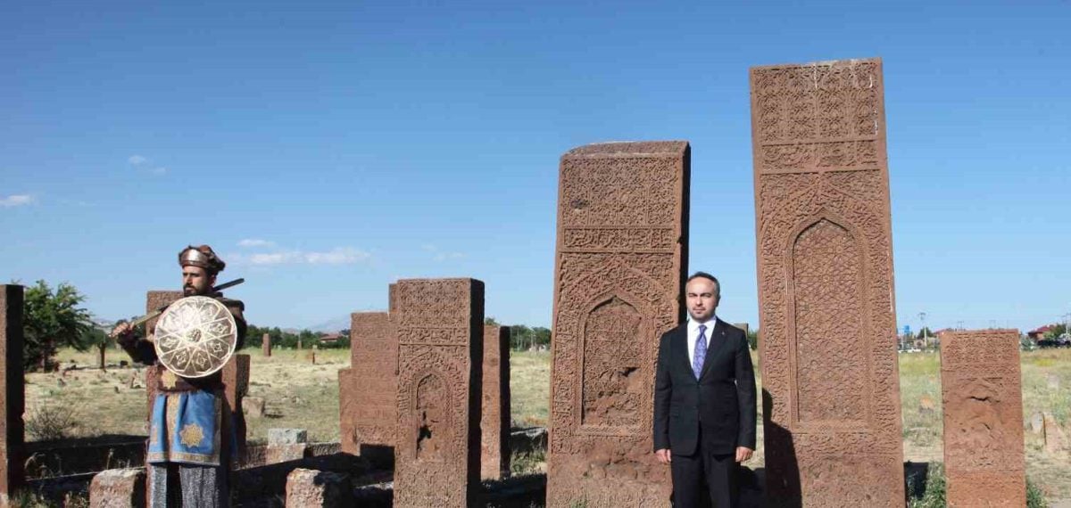 Bakan Yardımcısı Burak Demiralp Ahlat’taki Selçuklu Meydan Mezarlığı’nı İnceledi