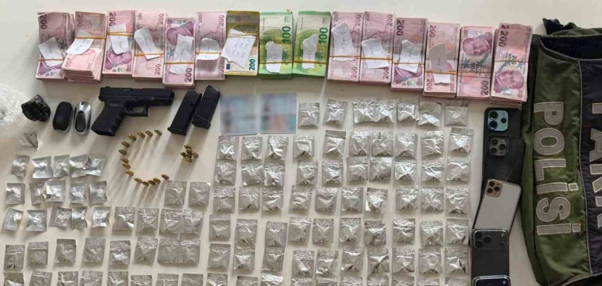 Bakırköy’de yol kontrolünde özel düzenekte saklanan uyuşturucu ve silah ele geçirildi