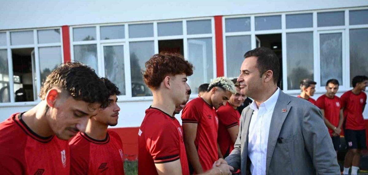 Balıkesir Büyükşehir Başkanı Akın, Balıkesirspor’u tesislerde ziyaret etti