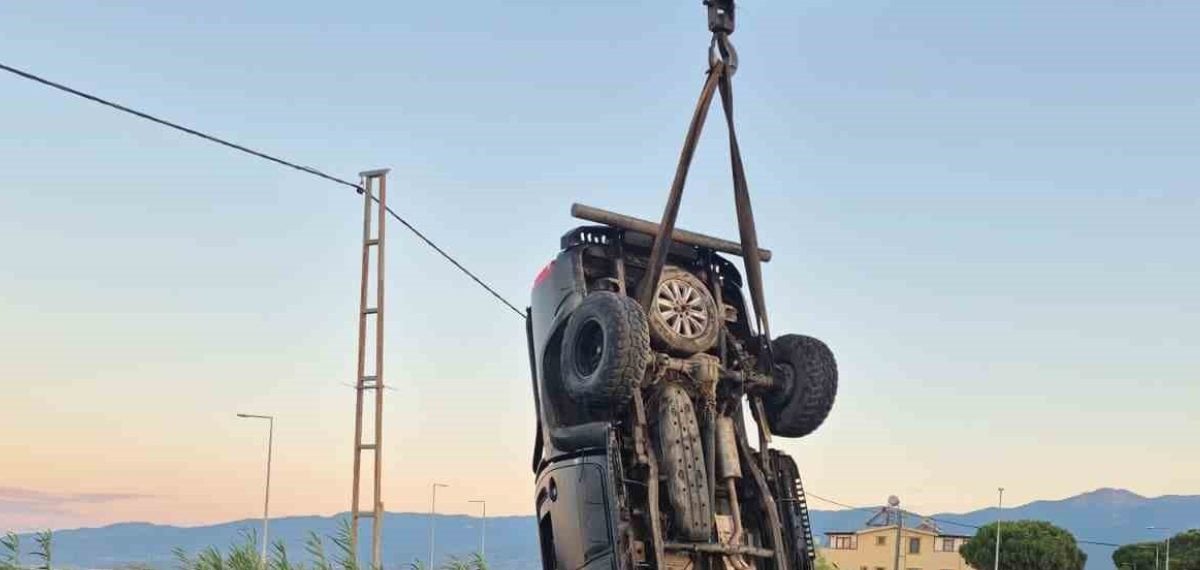 Balıkesir Edremit’te dereye uçan otomobilde 2 genç hayatını kaybetti, 1 yaralı