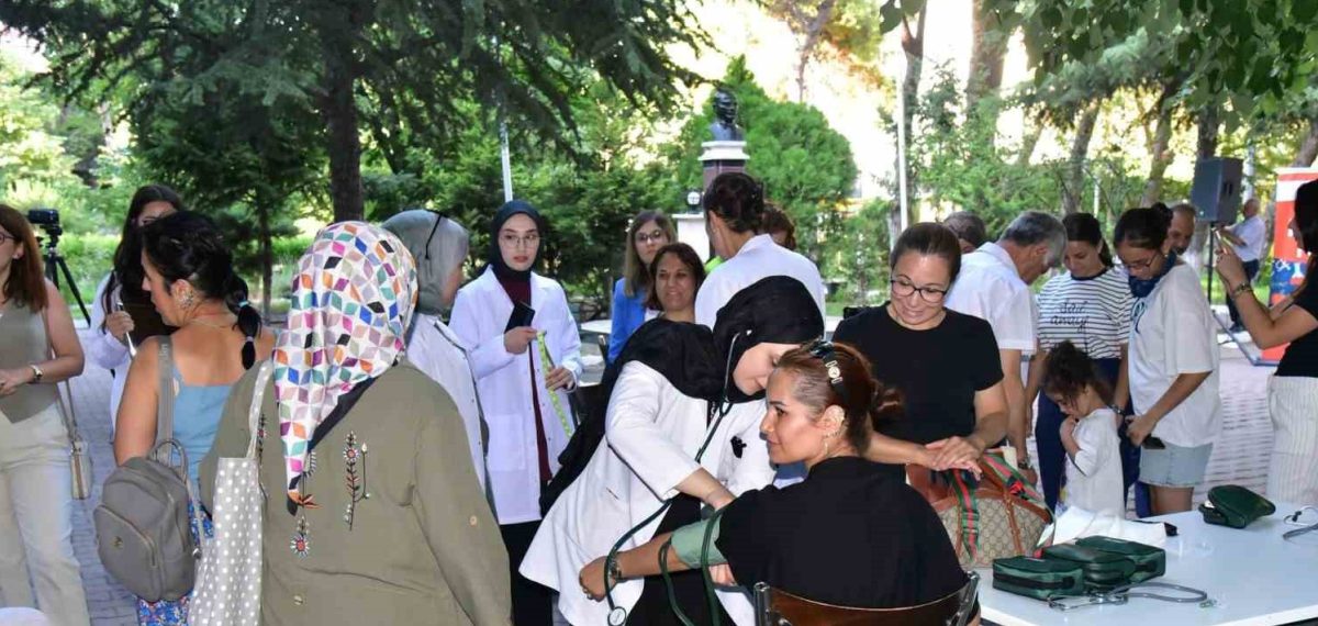 Balıkesir Üniversitesi etkinliğinde sağlık taraması ve temel yaşam desteği eğitimi verildi
