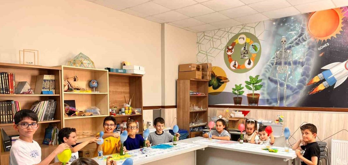 Başiskele Çocuk Üniversitesi Yaz Akademisi’nde çocuklar bilim ve teknolojiyle tatil yapıyor
