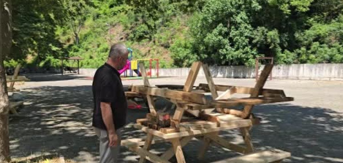 Belediye Başkanı fırçayı kaptı, Çırapazarı’ndaki banklar yenilendi