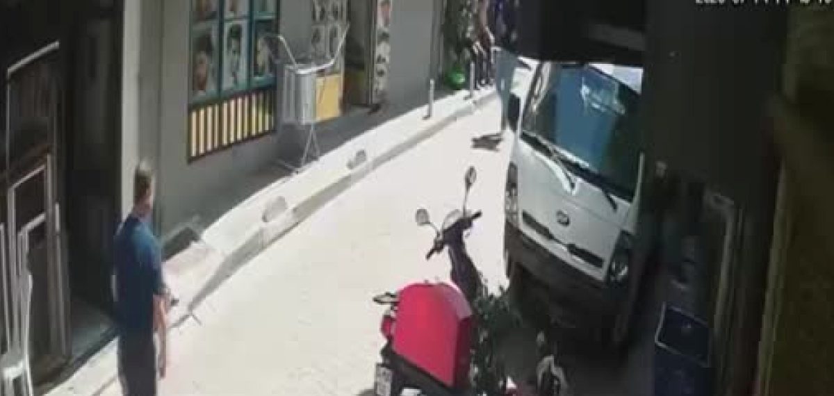 Berbere kızan müşteri bıçakla saldırdı, berber tedavi olup şikayetçi olmadı
