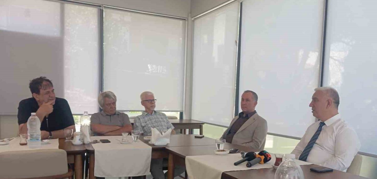 Bergama Belediye Başkanı Tanju Çelik ve 19 meclis üyesi CHP’den istifa ederek Yeni Parti’ye katıldı