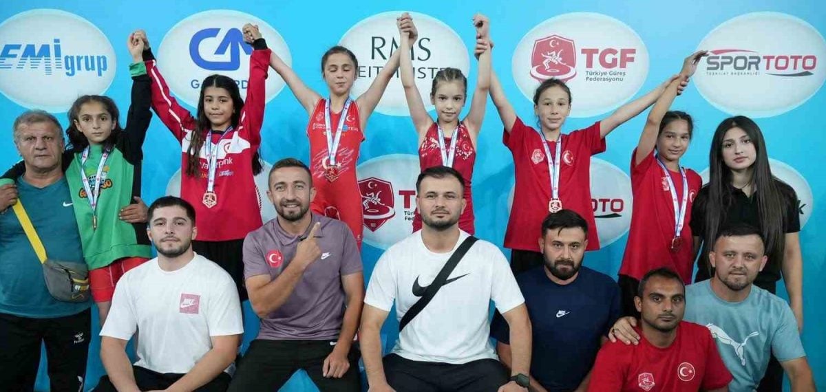Bilecikli minik güreşçiler Türkiye Şampiyonası’nda derece aldı