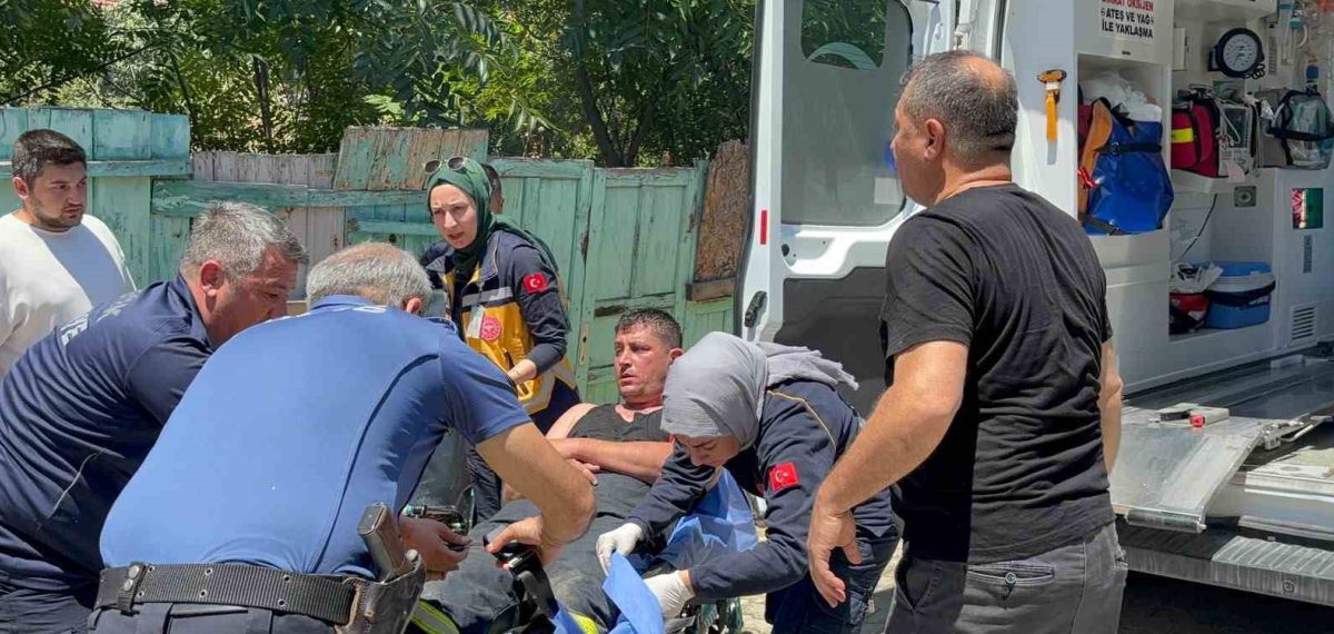 Bilecik’te metruk evde yangına müdahale eden itfaiyeci düşerek yaralandı