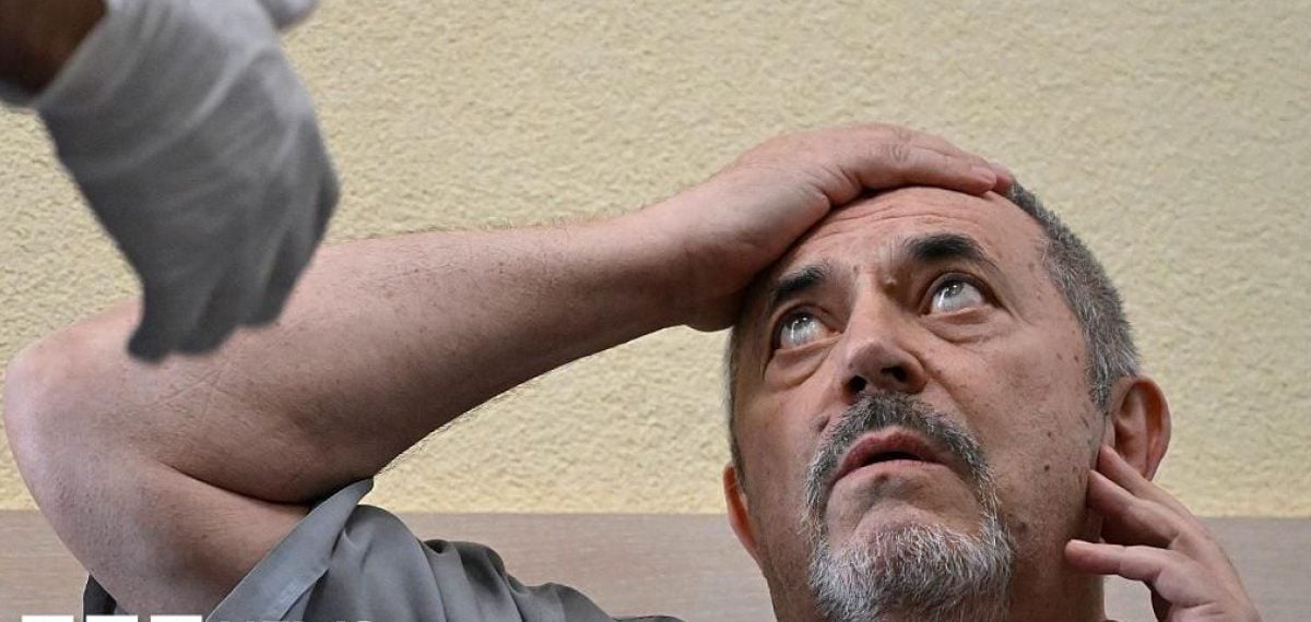 Blogger detained and veteran politician barred amid widening Kremlin crackdown