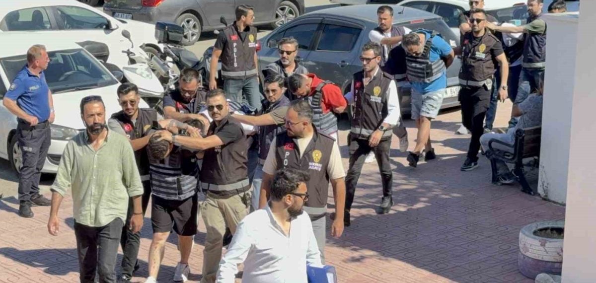 Bodrum’da restoranda ensesinden vurulan genç öldü; 7 şüpheli adliyeye sevk edildi