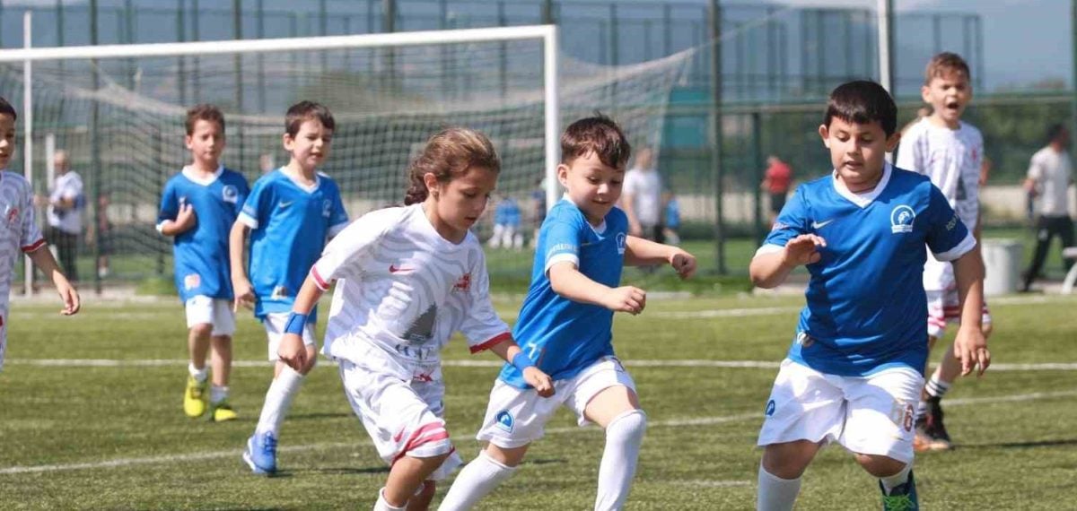 Bolu’da 26 takımlı Mini Minikler Futbol Turnuvası açılışla başladı