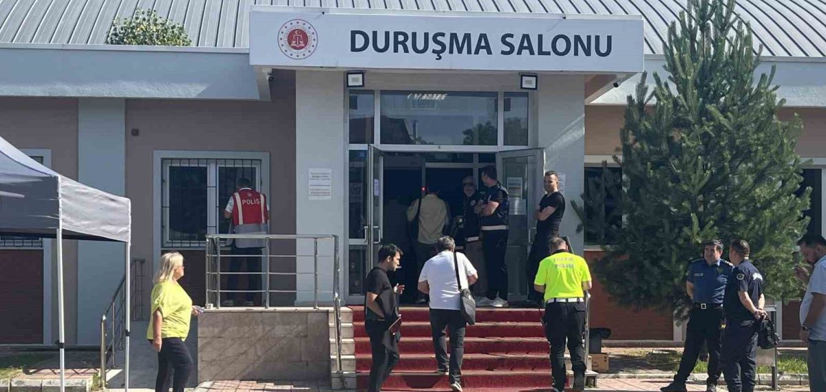 Bolu’da rüşvet ve irtikap davasının üçüncü duruşması spor salonunda başladı