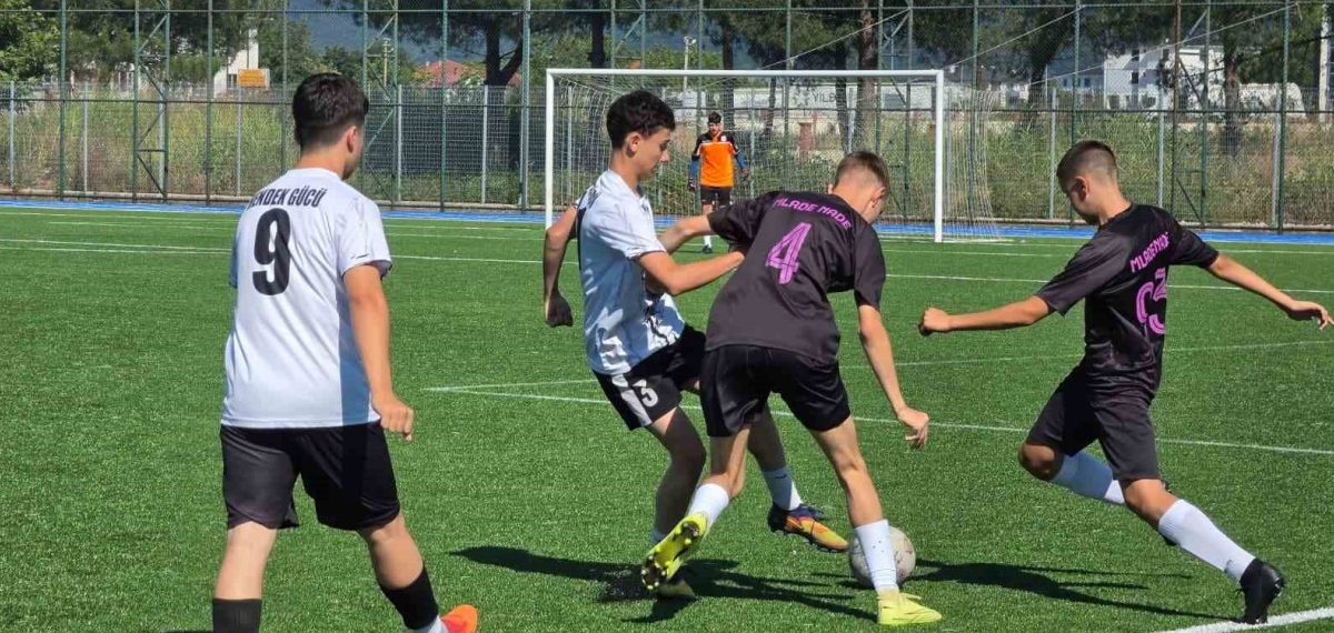 Bosnalı genç futbolcular Akyazı’da dostluk köprüsü kurdu