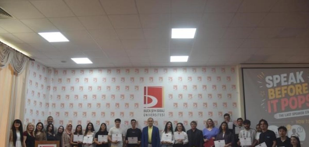 BŞEÜ’de İngilizce yılsonu gösterisi: ‘Borrowed Minds’ tiyatrosu ve yarışma ilgi gördü