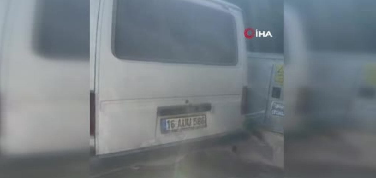 Bursa İnegöl’de otomobil ile minibüs çarpıştı: 3 kişi yaralandı