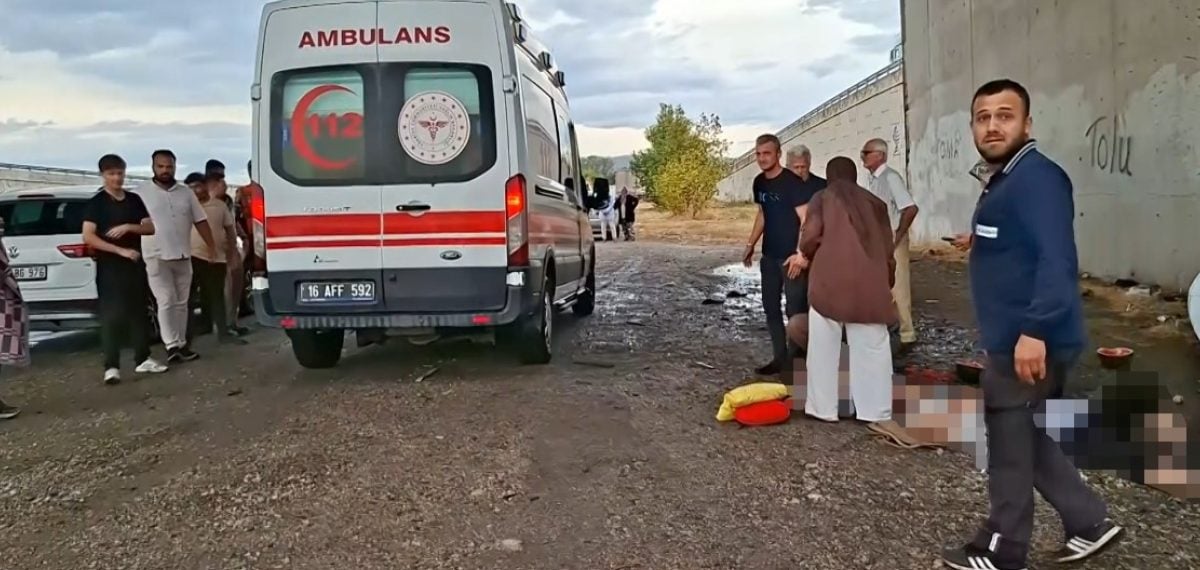 Bursa’da kontrolden çıkan otomobil köprülü kavşağa çarptı, 3 ölü 2 ağır yaralı