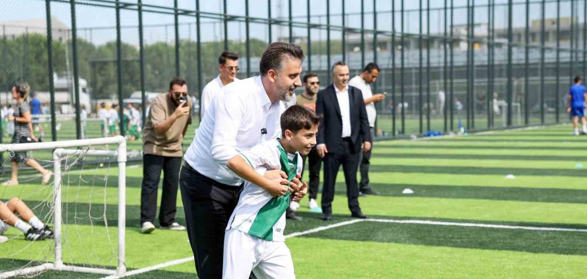 Bursaspor’a üç yeni suni çim saha açıldı genç yeteneklere yatırım yapıldı