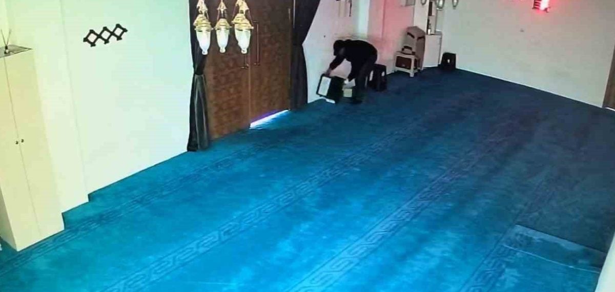 Cami yardım kutusu çalındı: 100 bin lira çalındı, şüpheli kaldırım taşıyla kilidi kırdı