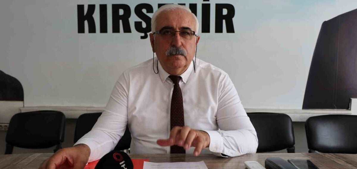 CHP Kırşehir İl Başkanı Tanrıbuyurdu partiyi teslim aldı, Atatürk posterlerinin götürülmesine tepki gösterdi