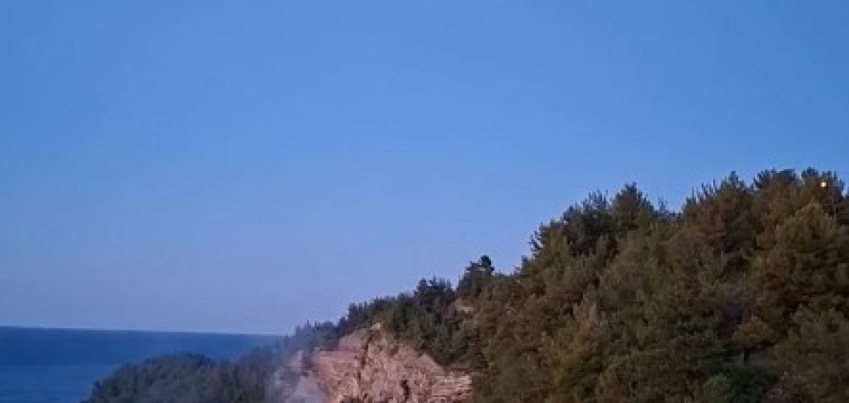 Cide’de ormanlık alana düşen yabancı cisim yangına yol açtı