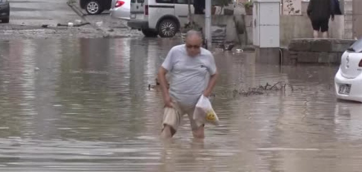 Cide’de sağanak sele dönüştü, çok sayıda ev ve iş yeri su altında kaldı