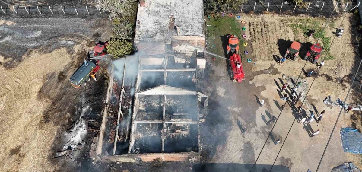 Çiftlik evinde çıkan yangın kullanılamaz hale geldi, aile son anda kurtuldu