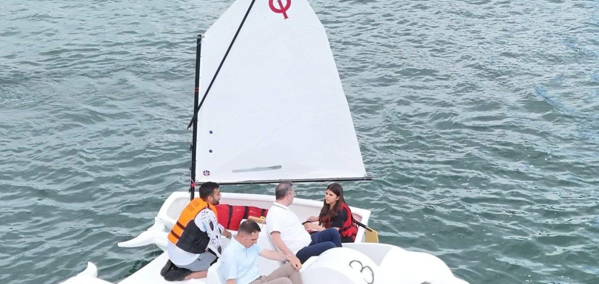 Çıldır Gölü’nde 32 sporcu için Optimist yelken eğitimi başladı