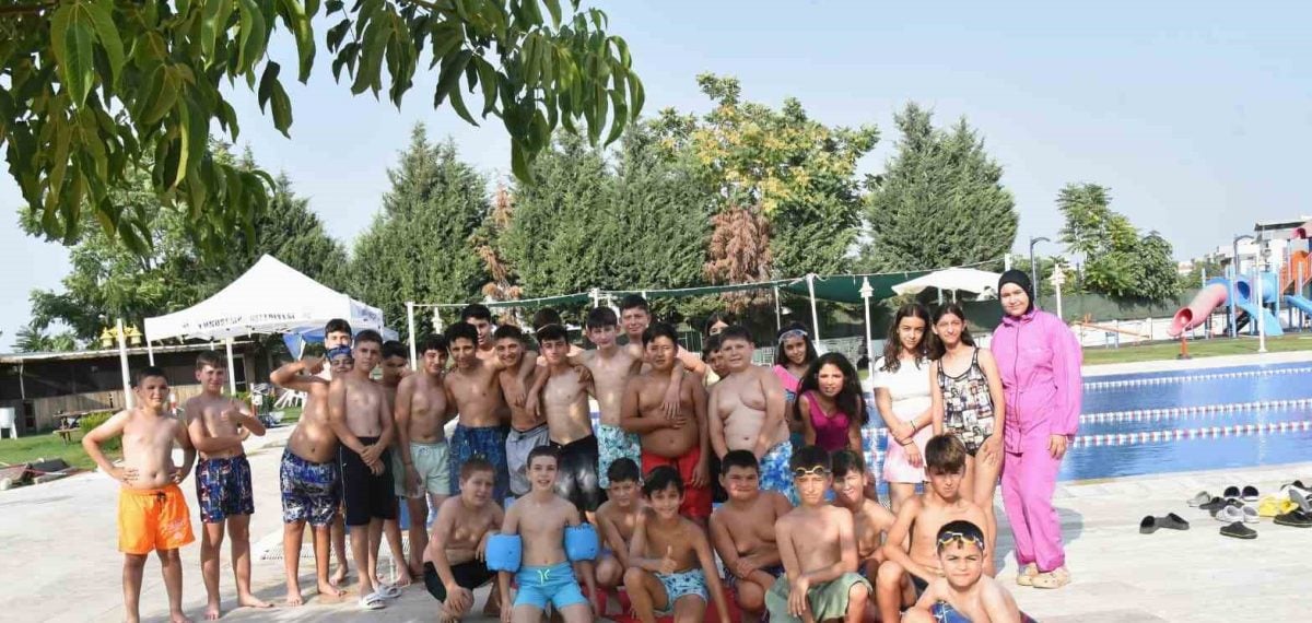 Çocuklar Muradiye Havuzu’nda serinleyip yüzme eğitimi aldı