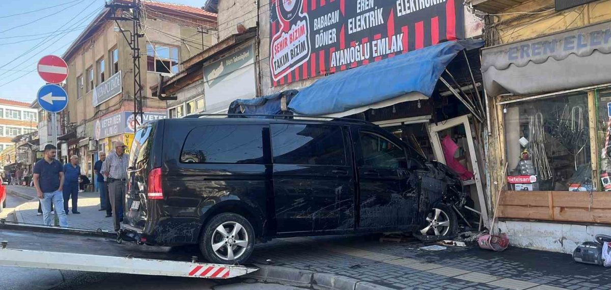 Çorum’da minibüs park halindeki 5 araca çarparak çay ocağına girdi