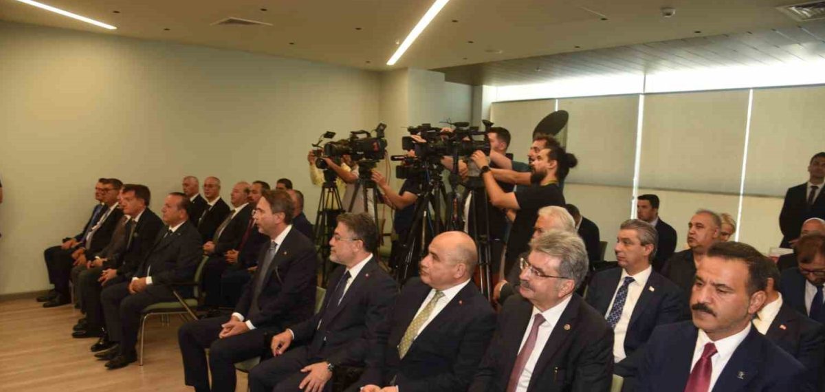 Cumhurbaşkanı Yardımcısı Yılmaz ile Başbakan Üstel KKTC’de doğal gaz mutabakatını imzaladı