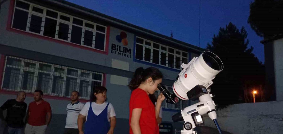 Demirci’de Bilim Merkezi teleskoplarla Ay’ın kraterlerini gösterdi
