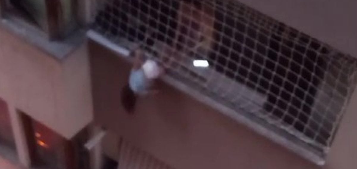 Denizli’de balkon filesine asılan çocuk itfaiye ekiplerince kurtarıldı