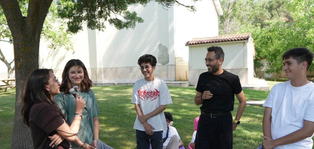 Denizli’de Gri Koç liselilere kariyer ve stres yönetimi tavsiyeleri verdi