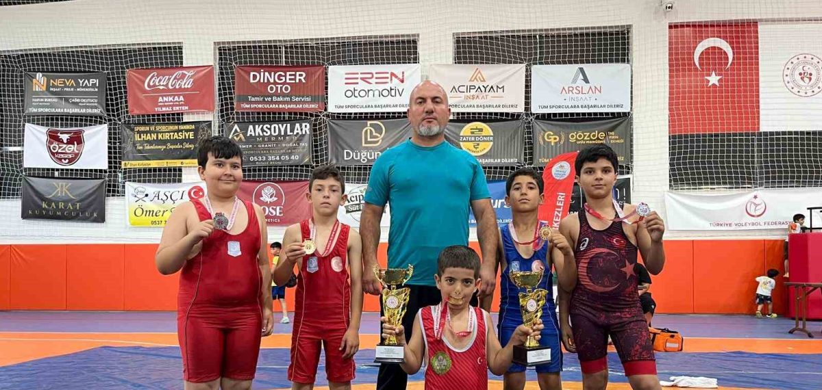 Denizli’de Yunusemre Belediyesporlu güreşçiler 3 altın, 2 gümüş ve 2 takım kupası kazandı