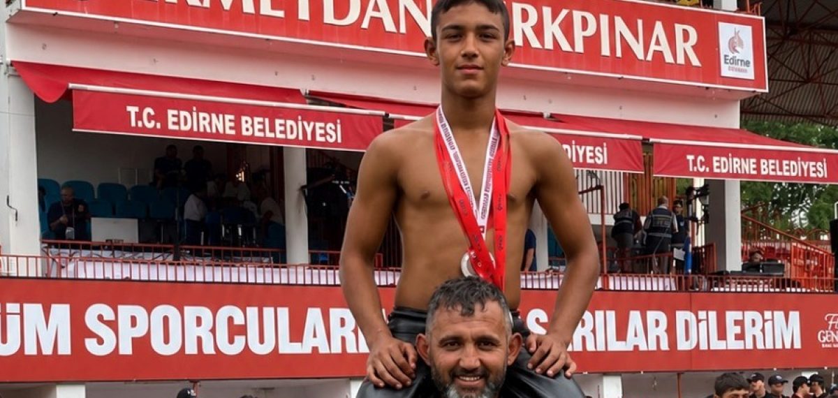 Denizlili pehlivan Cahit Hamza Aysel, Kırkpınar’da kürsüye çıkarak madalya kazandı