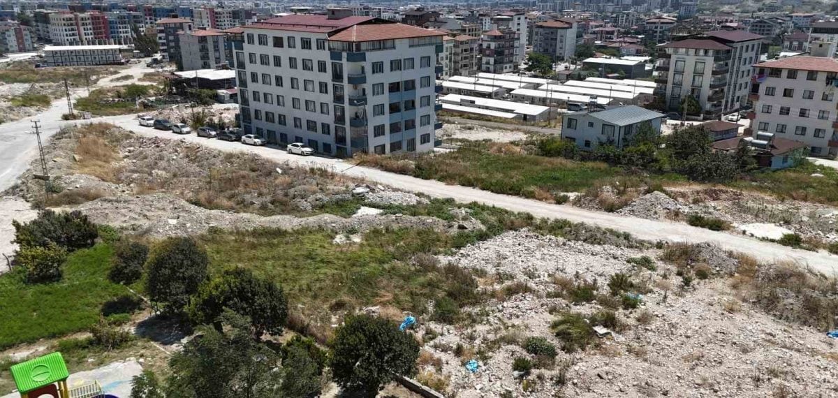 Depremde güçlendirilen binanın sakinleri 300 bin TL harç ödediklerini, molozların bir buçuk yıldır kaldırılmadığını söyledi
