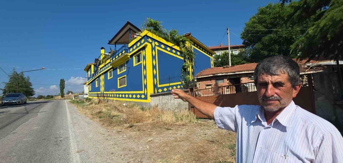 Dereköy’de 65 yaşındaki taraftar evini sarı-lacivert boyadı, köylüler fotoğraf çekiyor