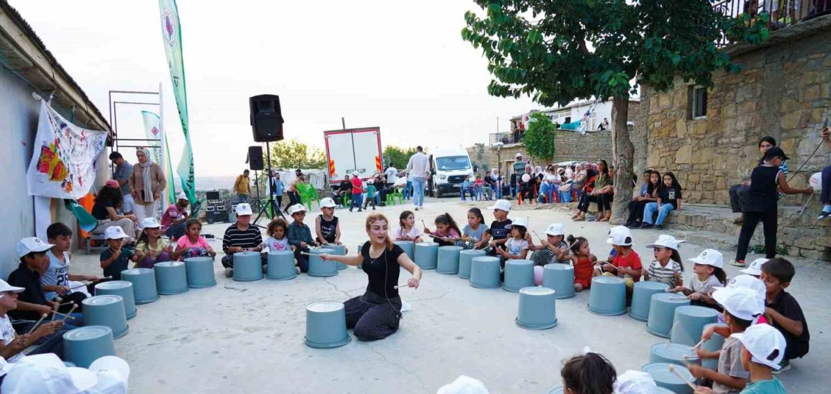 Diyarbakır Büyükşehir’in Gezici Müzik Atölyesi kırsal mahallelerde çocuklarla buluşuyor