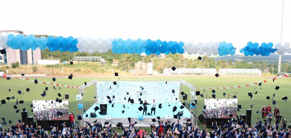 Düzce Üniversitesi mezuniyet törenleri stadyumda sona erdi, rektör Nedim Sözbir konuştu