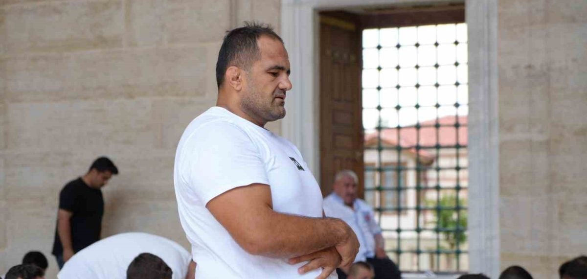 Edirne’de Kırkpınar pehlivanları Selimiye Camisi’nde cuma namazı kıldı