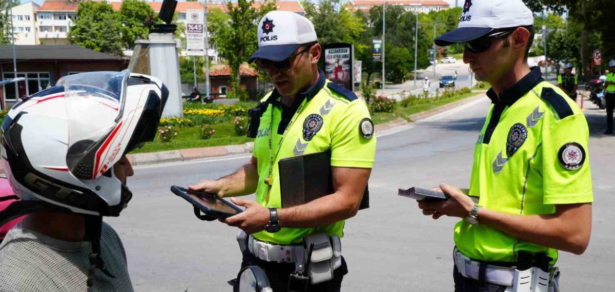 Edirne’de motosiklet denetimi ve ‘‘Güvenli Sürüş’’ rehberi dağıtımı sürücüleri eğitime davet etti