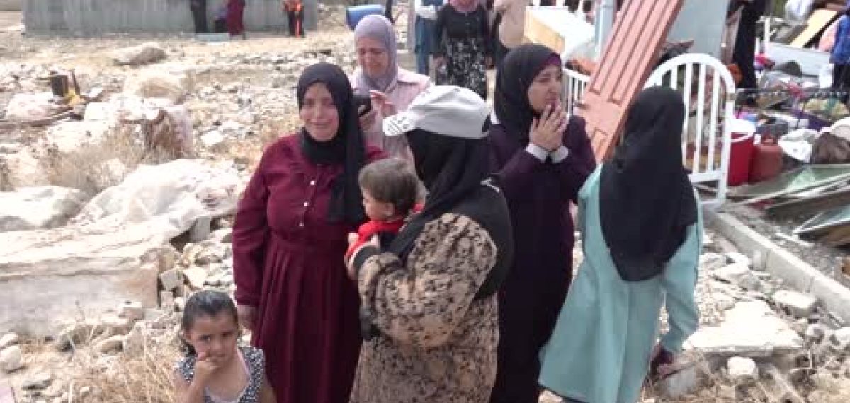 El Halil’in El-Deyrat köyünde İsrail ordusu iki evi yıktı, iki kişi yaralandı ve iki kişi gözaltına alındı
