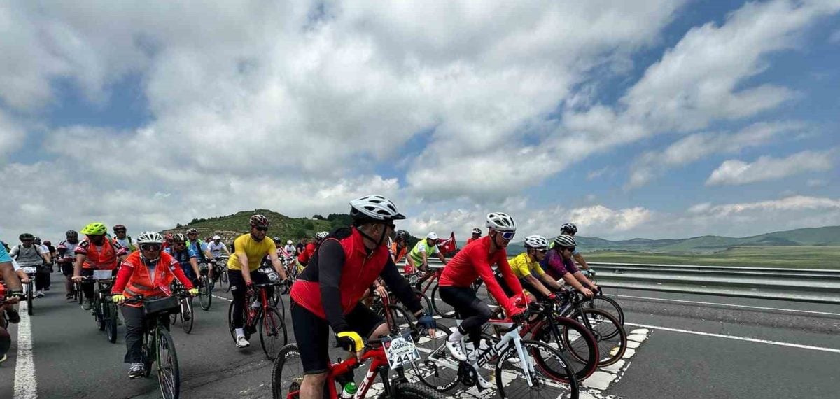 Elazığlı bisikletçiler Ardahan Festivali’ne 550 km pedal dayandı