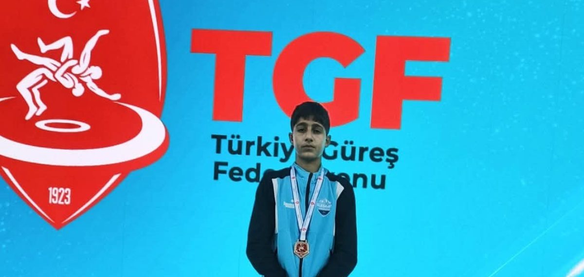 Eleşkirtli minik güreşçiler Türkiye’de kürsüye çıkarak ilçe gururu yaşattı