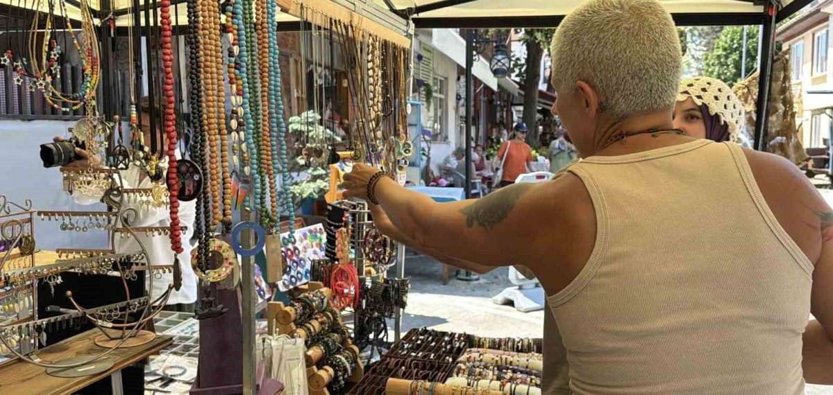 Emekli elektrik mühendisi Özlem Gündüz takı tasarımını dükkanına dönüştürdü