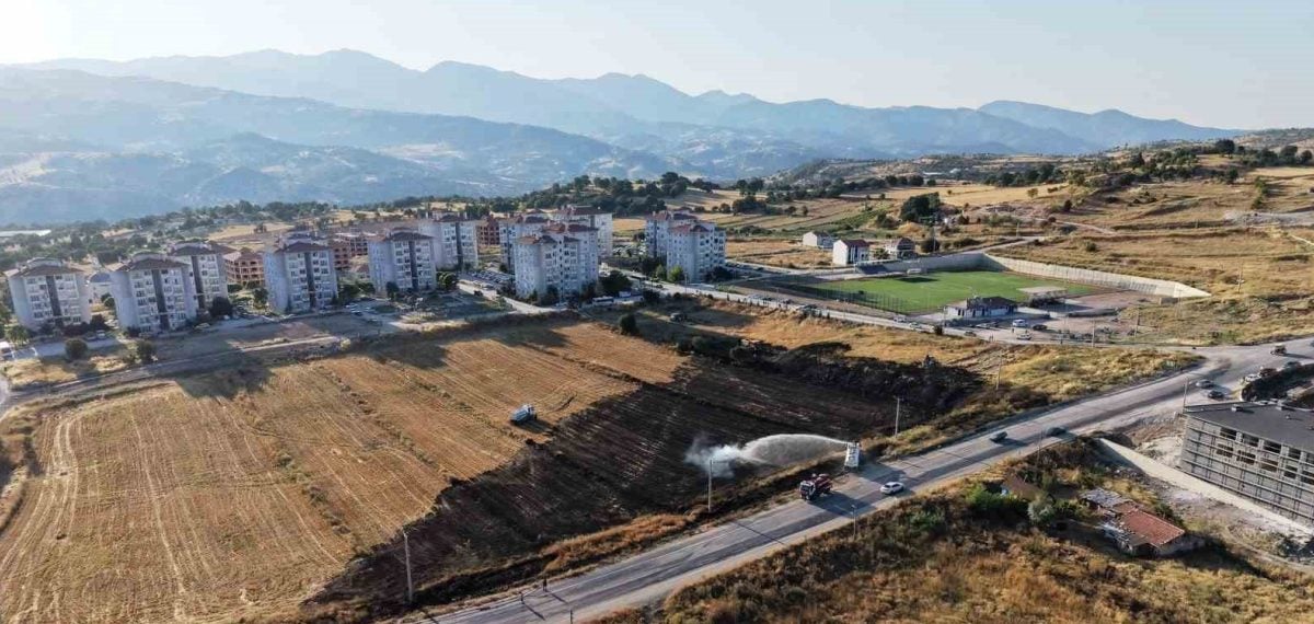 Emet’te çıkan arazi yangını itfaiye müdahalesiyle kontrol altına alındı