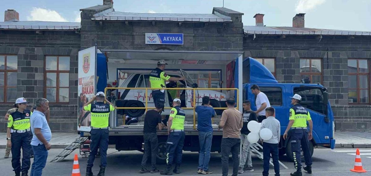 Emniyet kemeri simülasyonuyla Kars’ta trafik bilinci güçlendi