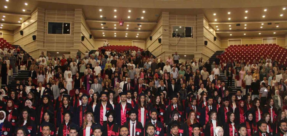 Erciyes Üniversitesi Eczacılık Fakültesi’nde 95 öğrenci mezun oldu