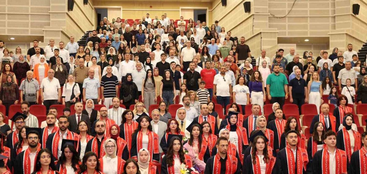 Erciyes Üniversitesi Edebiyat Fakültesi 450 mezun verdi, tören rektör ve dekan konuşmalarıyla gerçekleşti