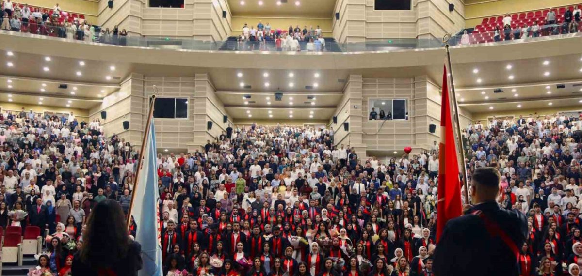 Erciyes Üniversitesi Eğitim Fakültesi’nden 400 öğrencinin katıldığı mezuniyet töreni yapıldı