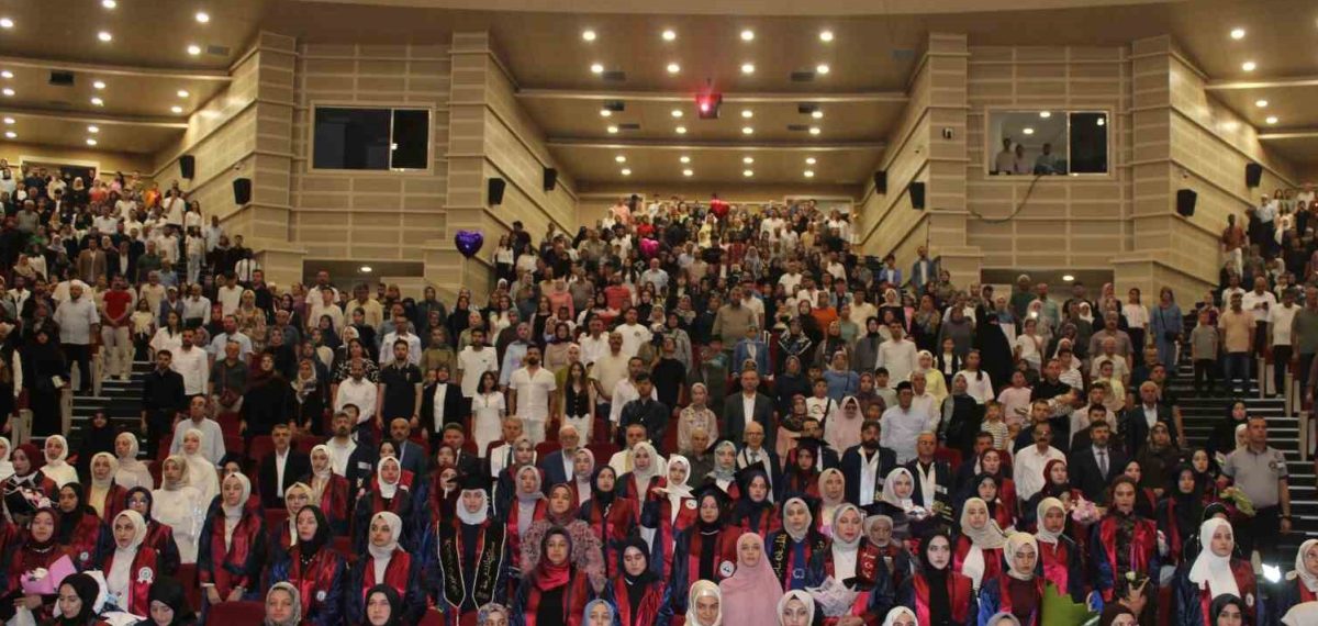 Erciyes Üniversitesi İlahiyat Fakültesi’nden 242 mezun diplomasını aldı